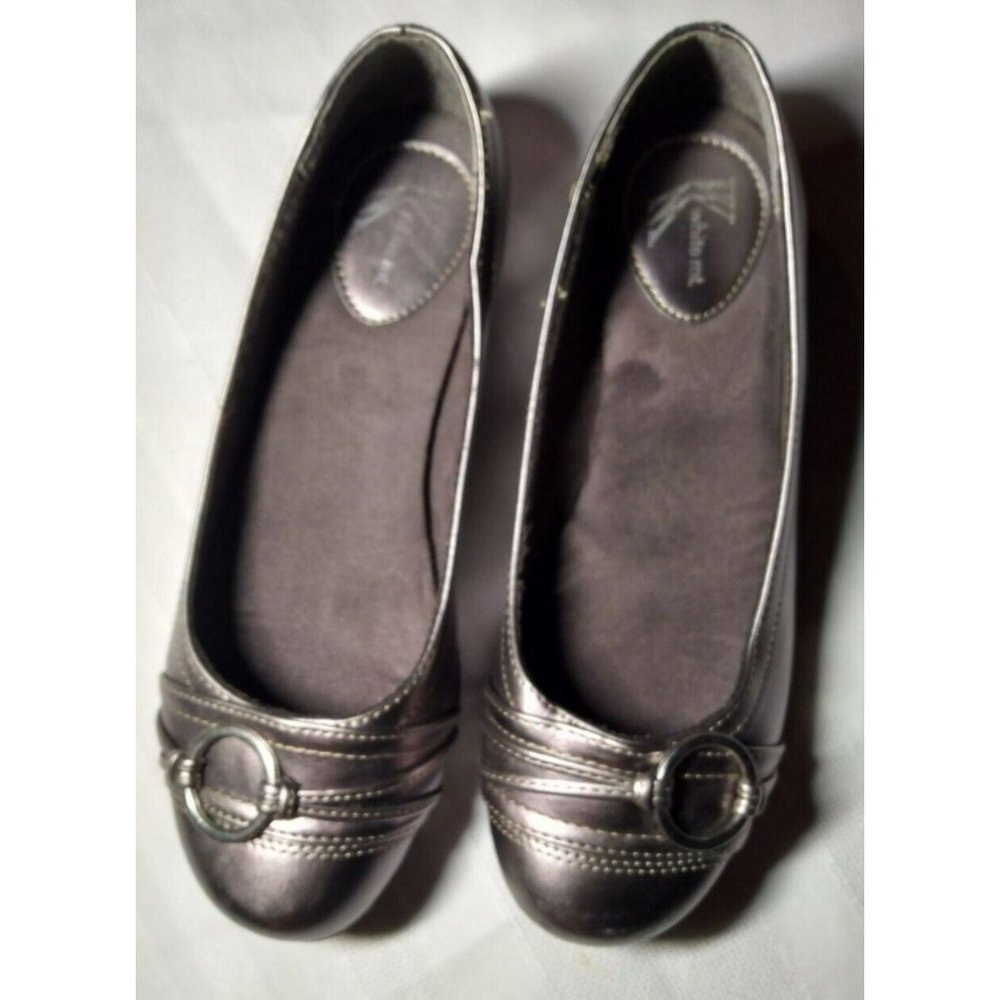 WOMEN'S WHITE MT. MOUNTAIN GOLD ROUND TOE BALLET FLATS BUCKLE SLIP ON SHOES 7.5